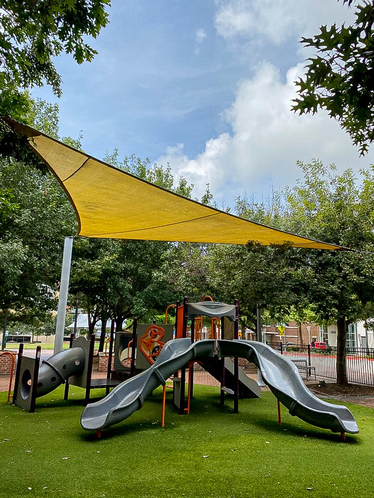 Austin restaurants with playgrounds